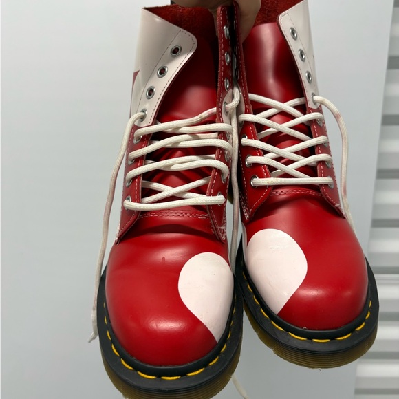 DR MARTENS 8 hole limited edition valentines heart red boots size 6 LIKE NEW - Picture 5 of 10